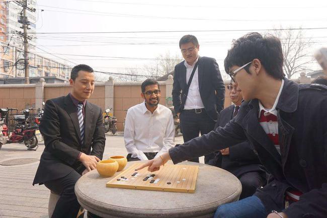 资料图:柯洁与清华学长古力