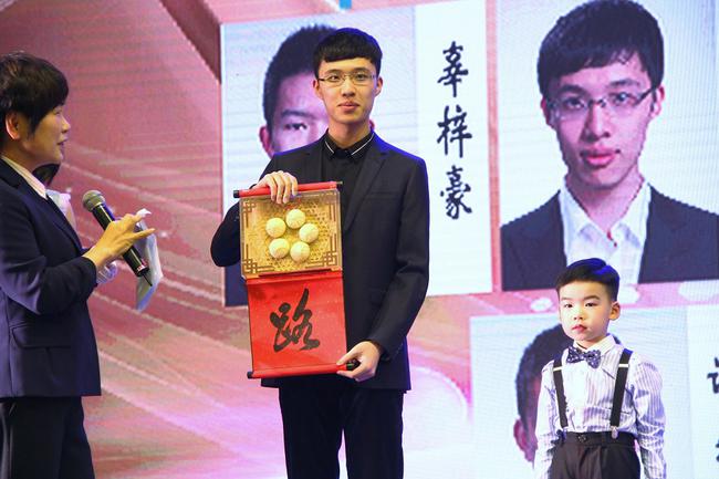 连笑抽中“小笼包”