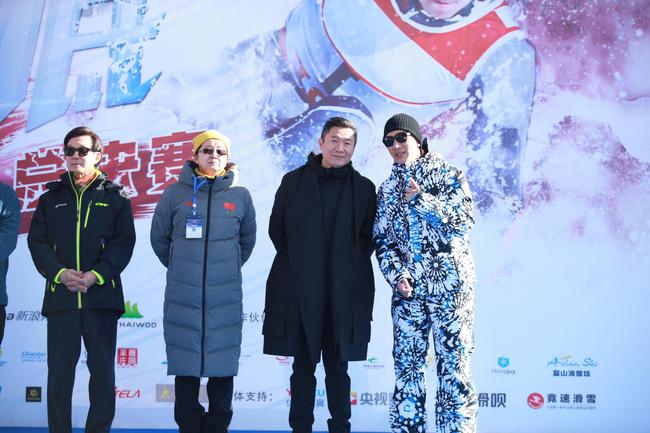蒲巴甲(右一)与新浪网高级副总裁、新浪体育总经理魏江雷(右二)配合出席开幕式