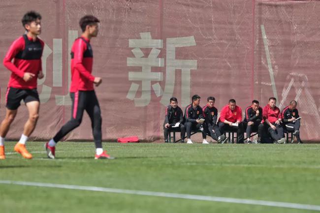 科尔曼携一线队教练组主要成员与梯队教练员就足球哲学、训练理念、训练方法等进行了非常深入地沟通