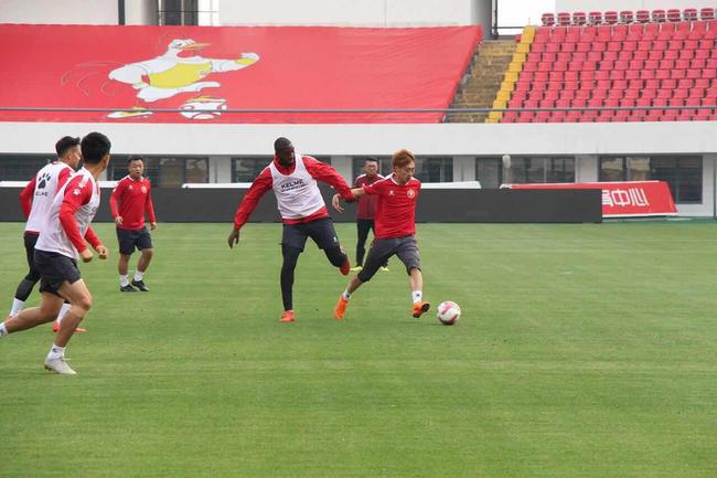 梅县铁汉客场战申鑫目前全力争胜