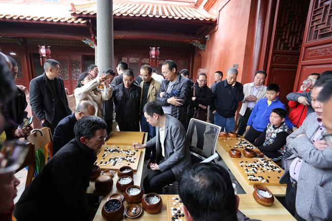 世界冠军马晓春进行指导棋