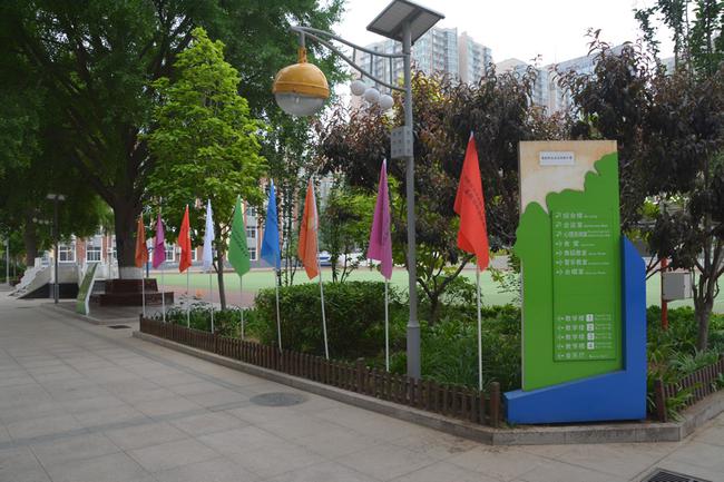 各参赛学校的彩旗