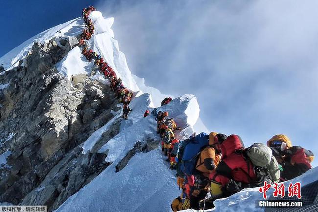珠穆朗玛峰迎来数百名登山者