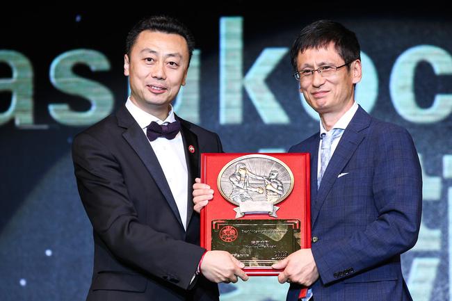安河内刚(右)从IBF一带一路组织主席王瑞航手里接过表彰