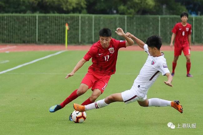 作为去年的U19青超联赛冠军，上港U19梯队在上周客场3：1战胜长春亚泰之后，以11胜5平1负积38分的成绩，高居积分榜榜首的位置，并且获得了半程冠军。