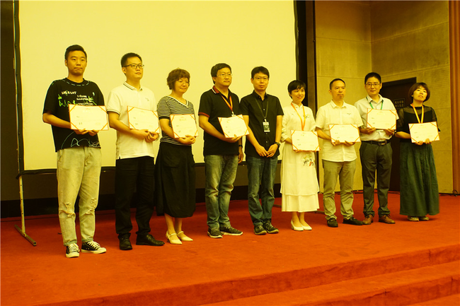 刘星为学员颁发证书