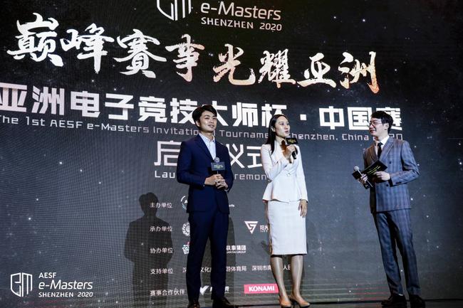 前职业电竞选手李晓峰(左一)和奥运冠军张虹(左二)