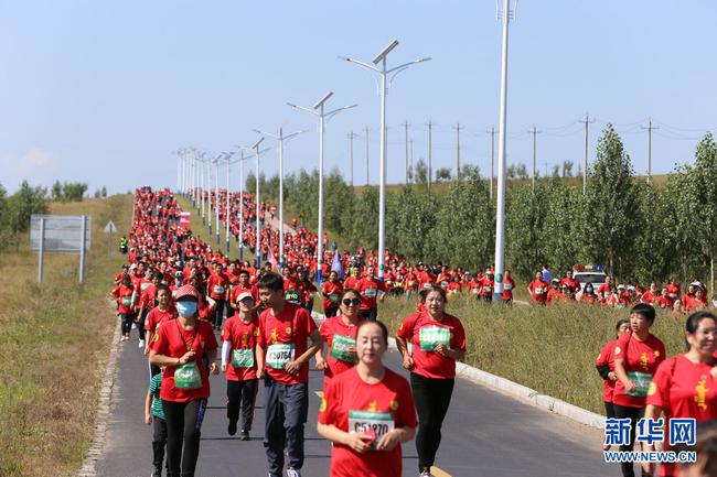 2883名运动员和马拉松爱好者在内蒙古乌拉盖大草原开跑