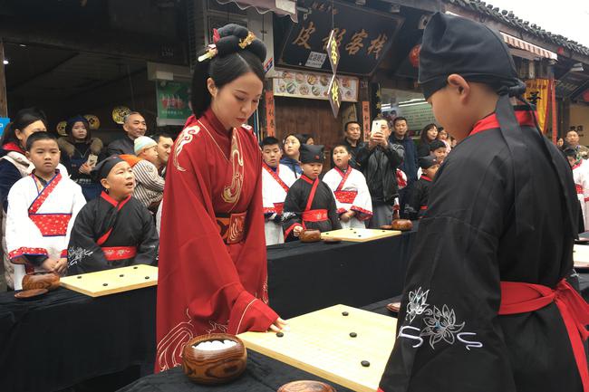 美女棋手陈盈与棋迷互动