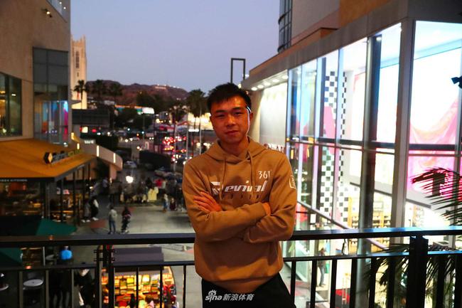 卫冕后拳王徐灿“放浪”形骸 逛好莱坞喝可乐吃