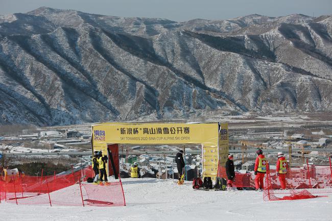 滑向2022-“新浪杯”高山滑雪公开赛银河站