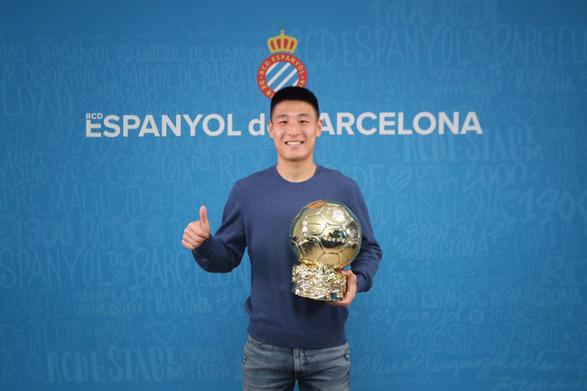 武磊在巴塞罗那领取2019中国金球奖奖杯。