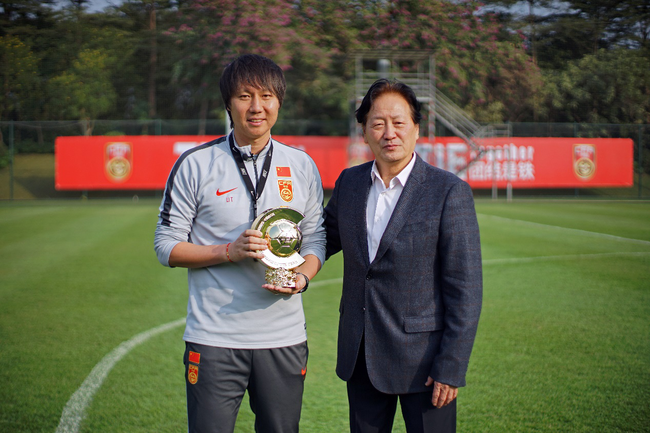 恩师朱广沪奔赴广州为正在带领中国国家队集训的李铁颁发2019中国金帅奖。