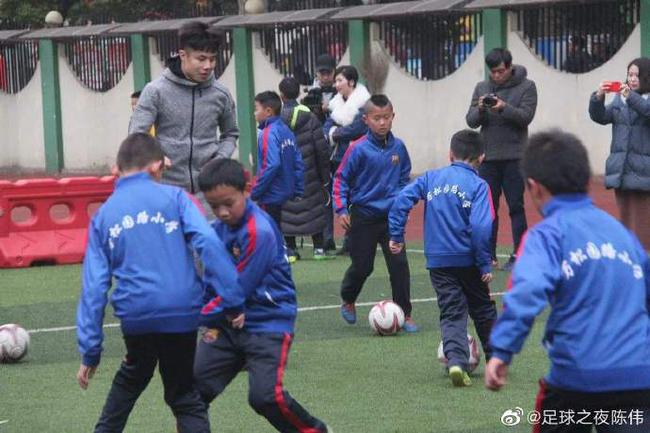 蒿俊闵回到母校看望小学弟