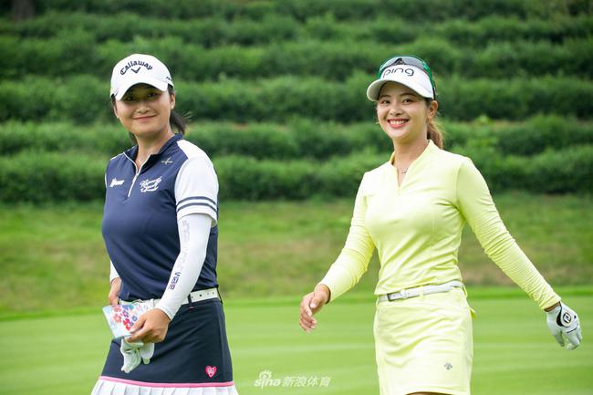 张维维（右）和刘艳