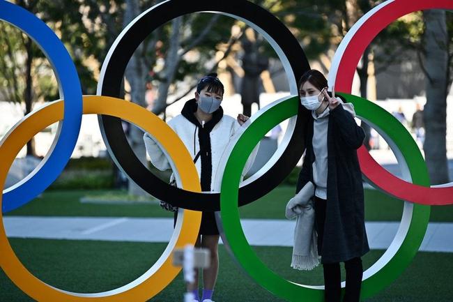 日本民众在奥运五环前合影