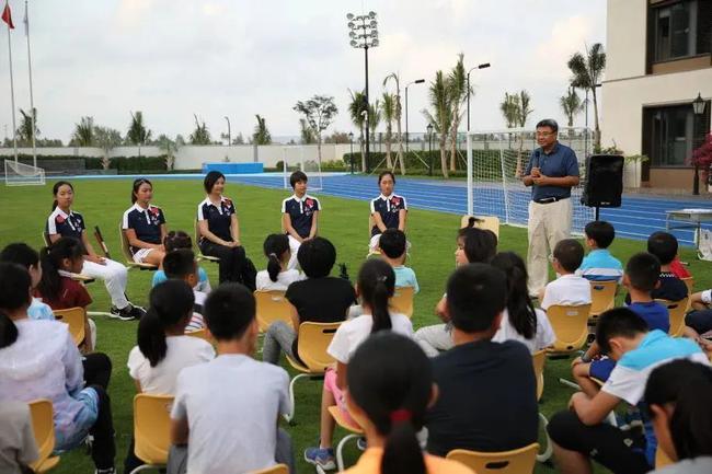 国家业余女队主教练和4位小将,与FLA学生和家长分享如何兼顾学业和训练