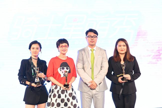 CHS青少年国际马术优质教育创始人兼CEO周伟华先生(左三)为优秀合作机构颁奖