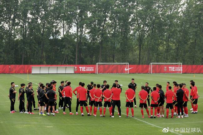 足球职业球员会穿ag吗,业余足球比赛可以穿ag球鞋