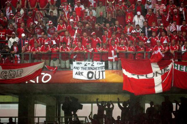 2004年丹麦球迷标语:打个2-2,意大利面就该回家了!