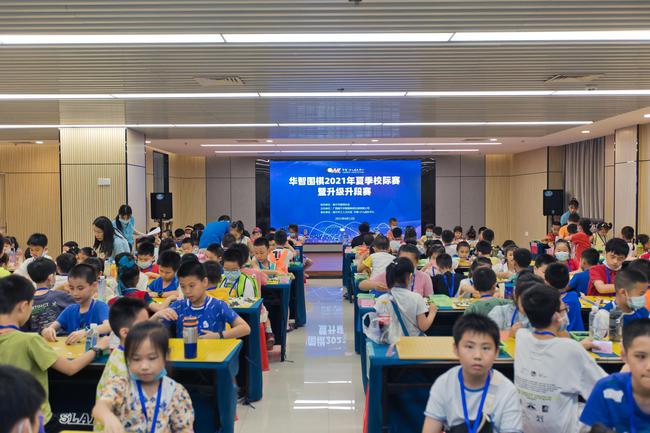 (比赛现场,小棋手认真思考、细心下棋)