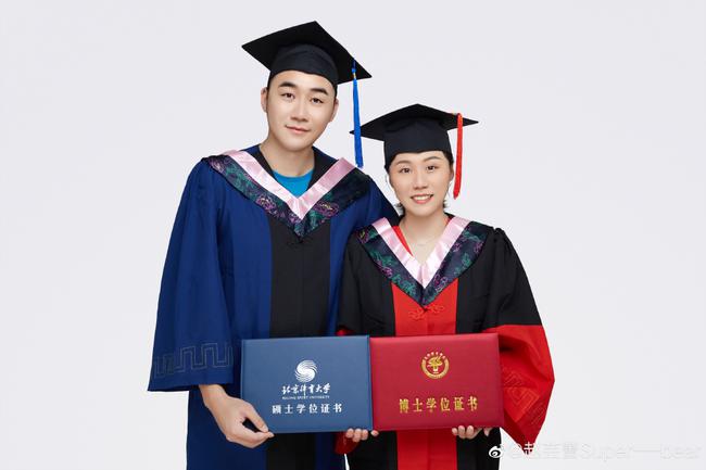2、卢湾区大学毕业证封面：大学毕业证上的胶盖粘掉了毕业证上的字，怎么办？ 