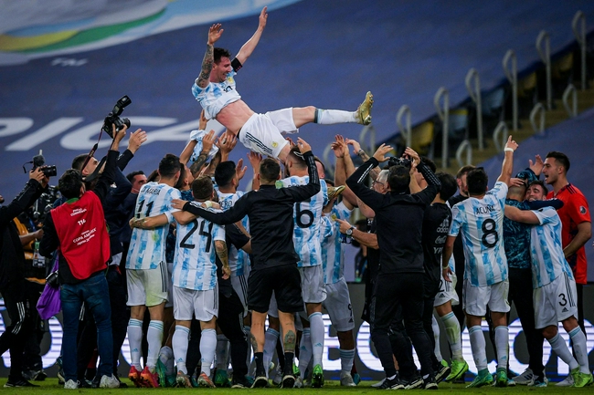 众王之王！梅西被阿根廷队友抛向空中|gif