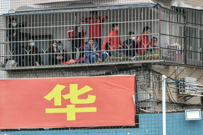 阳台观战的梅州球迷