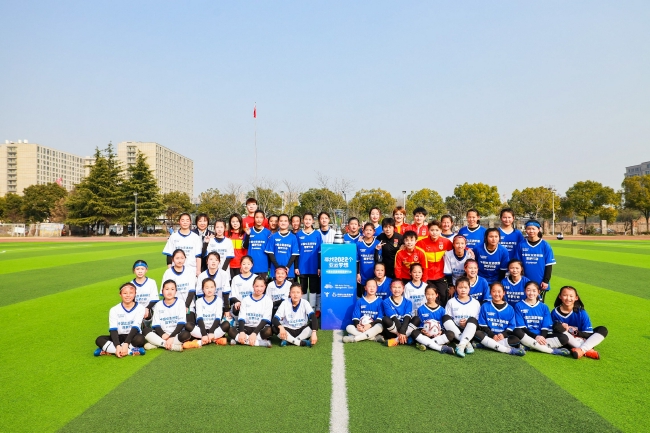 中国女足到访杭州 与校园足球女孩许下亚运之约