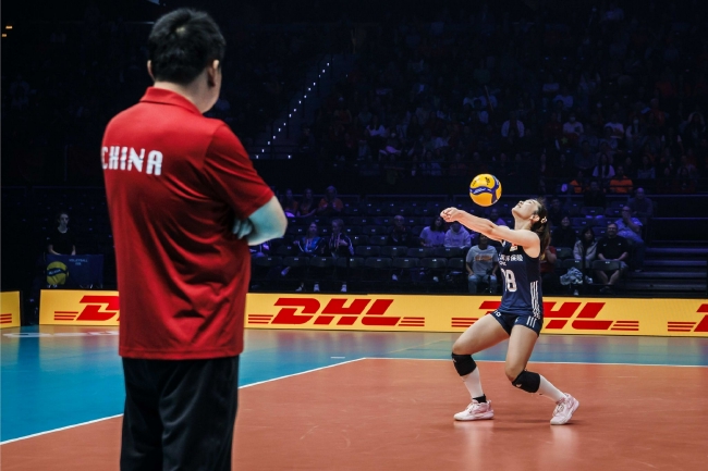 中國女排主教練蔡斌談中比之戰：展現敢打敢拼的精氣神！