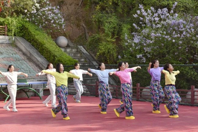 市民们在崭新的运动场地上享受运动时光
