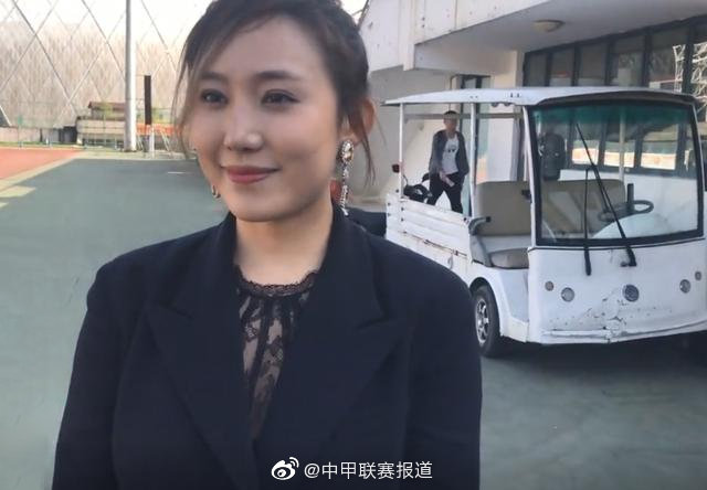 文筱婷现身贵州队公开训练 承诺会补上球员欠薪