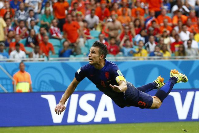 范佩西的超级头球帮助荷兰5-1西班牙
