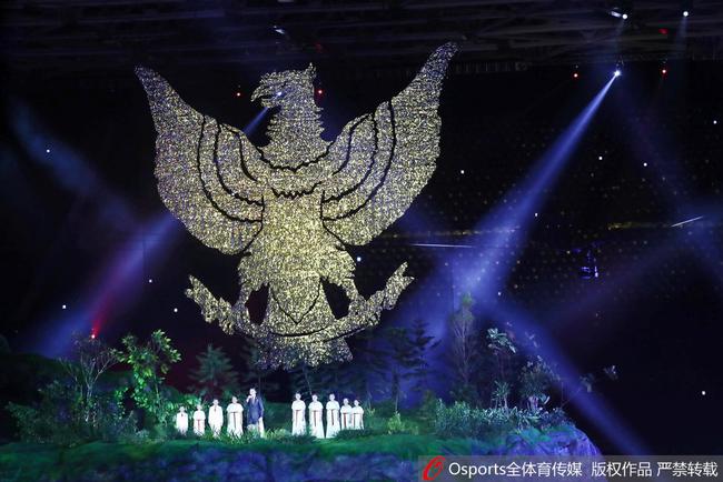 雅加达亚运会开幕!羽球天后王莲香点燃圣火