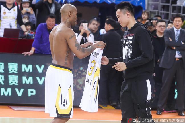 退役之战后,马布里将球衣“归还”贺希宁