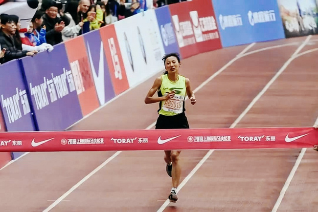 参考图：李芷萱在2018上海国际马拉松赛的冲线瞬间