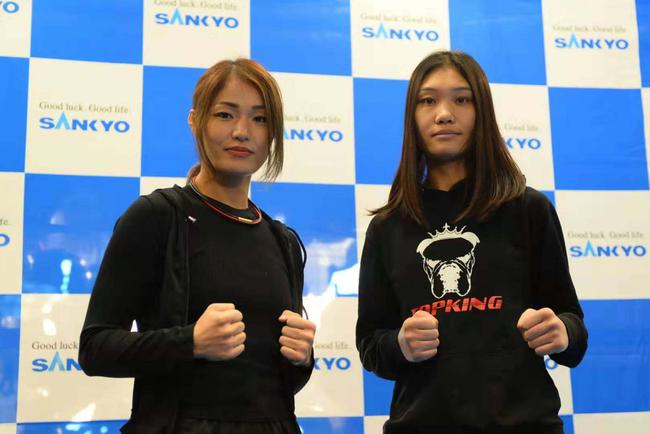 日本拳王吉田实代（左）和中国挑战者石丽萍