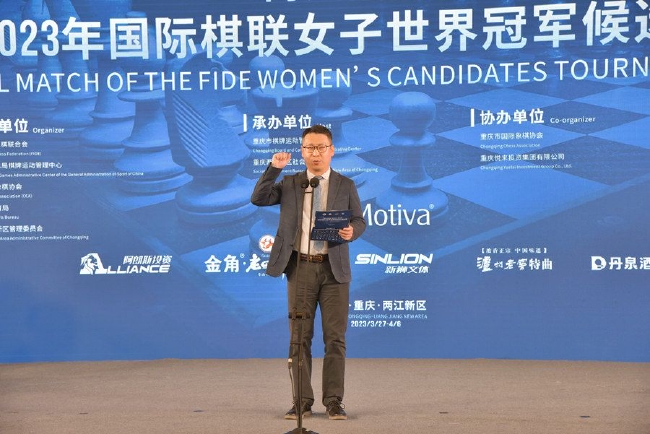 副裁判长朱家琪宣誓