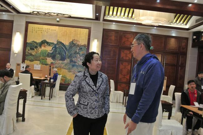 中国桥牌协会副主席陈泽兰与中国桥牌协会特邀副主席林荣强在赛场交谈