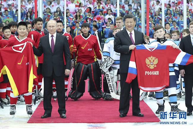 6月8日晚，国家主席习近平同俄罗斯总统普京在天津体育馆共同观看中俄青少年冰球友谊赛。两国元首同小队员们亲切交谈、合影，并共同为比赛开球。新华社记者 庞兴雷 摄