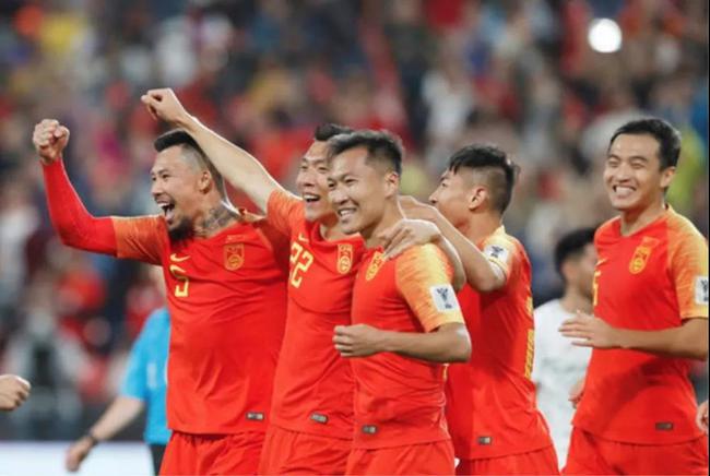 在中国队与菲律宾队的比赛中，于大宝（左二）与队友庆祝进球。新华社记者 丁旭 摄