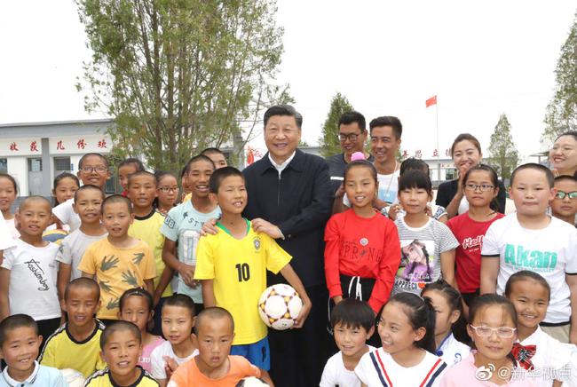 习近平总书记来到甘肃省古浪县黄花滩生态移民区富民新村考察调研