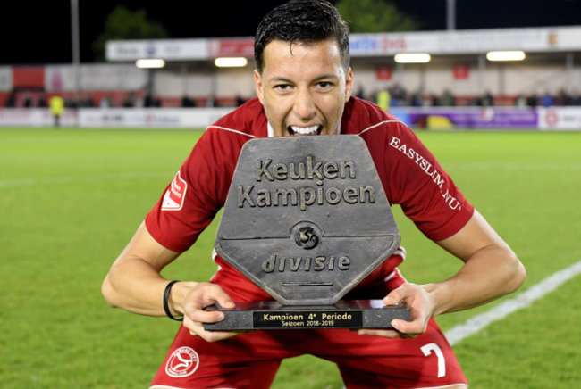 阿尔梅勒城球员捧起18-19赛季第4阶段冠军奖杯