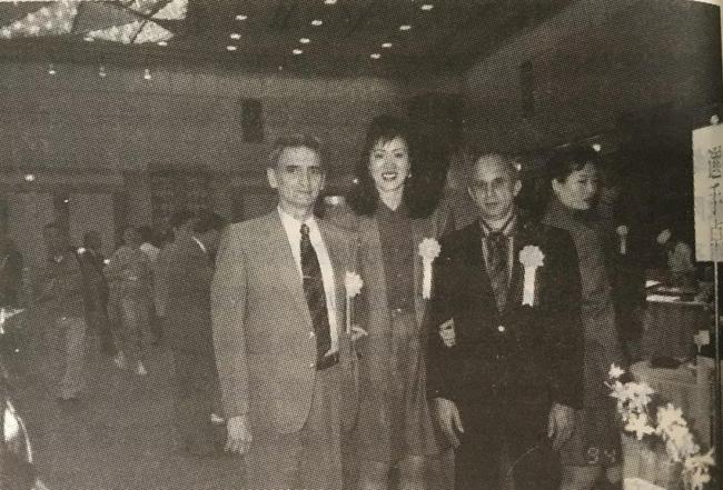 郎平在八佰伴世界明星队执教时与古巴队 主教练欧亨尼奥(左)、教练安东尼奥(右)合影
