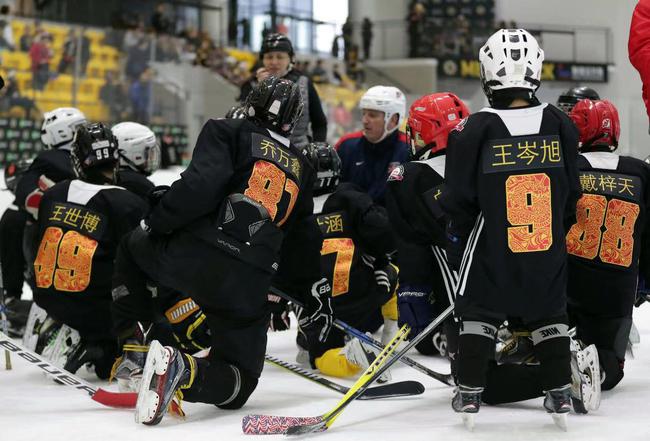 波士顿棕熊青训教练团队向营员们讲解训练科目