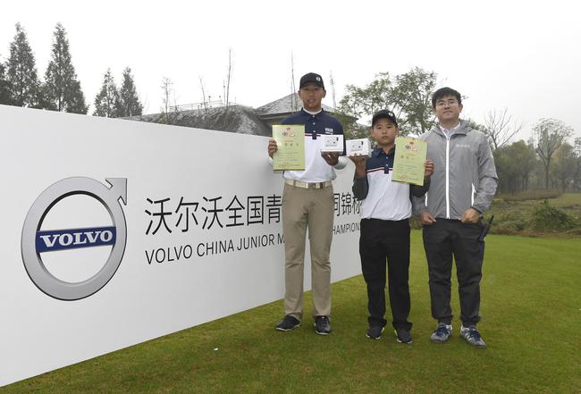 男子“未来之星”奖获得者陈沛成(左)、“新叶”奖获得者周彦含(中)