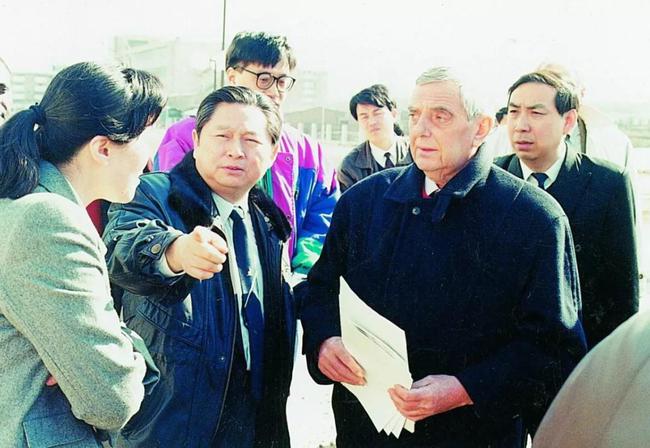 徐寅生担任国际乒联第一副主席期间,与哈马隆德主席一起考察天津世乒赛的比赛场馆