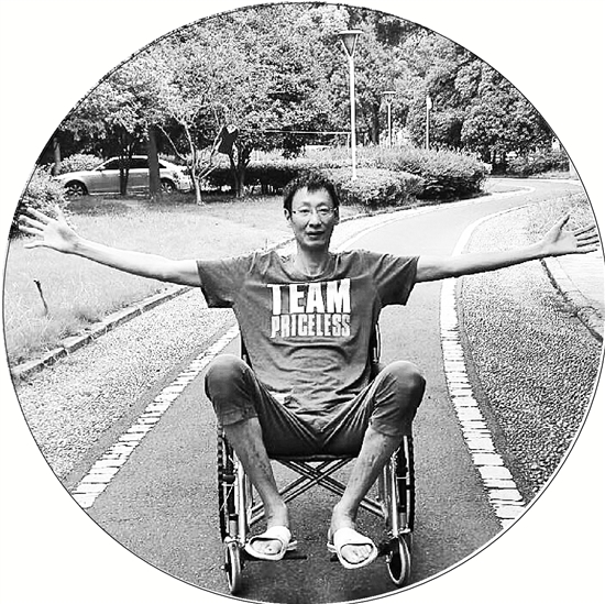 郑亮坐在轮椅上,但依然心怀阳光。图片由采访对象提供