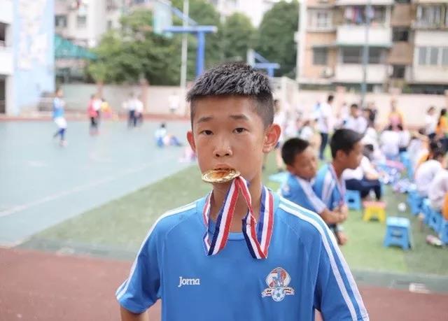黄雨齐七岁起开始学足球，甚至跟爸爸的朋友在一起踢球。